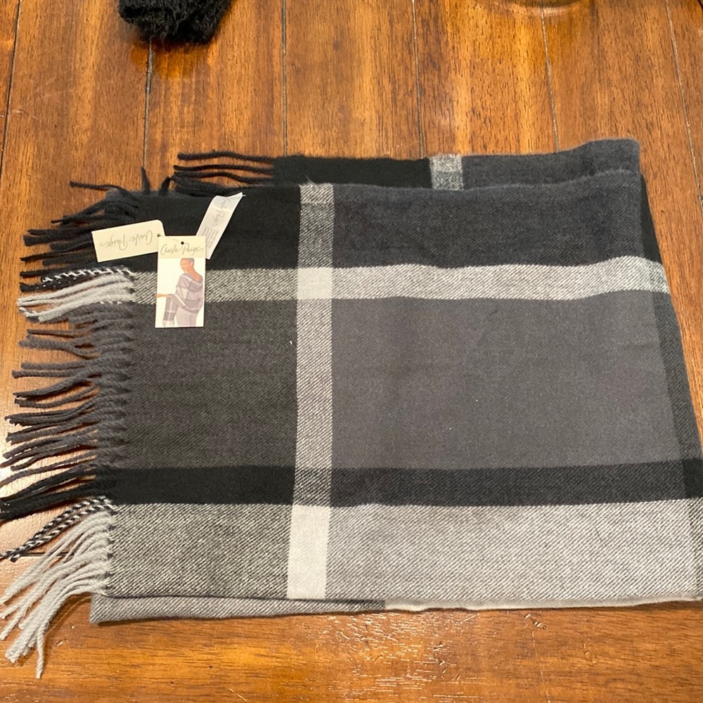 Charlie Paige Shawl Black/Gray Plaid